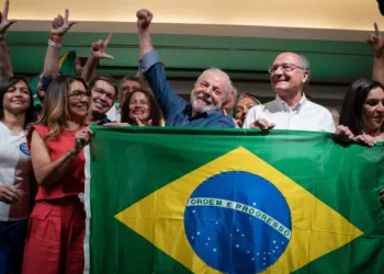 El expresidente brasileño Luiz Inácio Lula da Silva festeja con su esposa Rosangela Silva, izquierda, y su compañero de fórmula Geraldo Alckmin, derecha, luego de que la autoridad electoral dijo que venció al presidente Jair Bolsonaro para convertirse en el próximo mandatario del país, el domingo 30 de octubre de 2022, en Sao Paulo, Brasil. (AP Foto/André Penner)