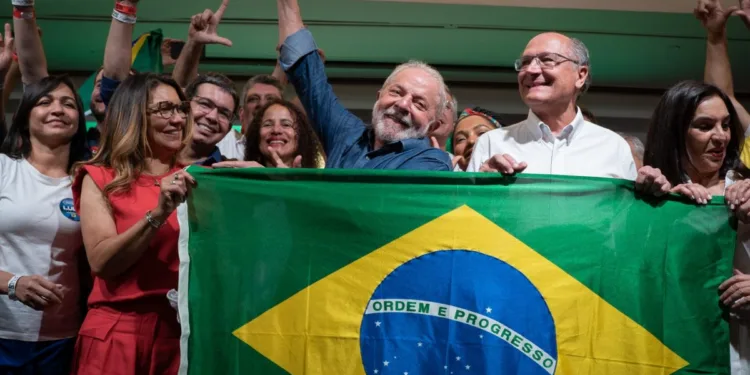 El expresidente brasileño Luiz Inácio Lula da Silva festeja con su esposa Rosangela Silva, izquierda, y su compañero de fórmula Geraldo Alckmin, derecha, luego de que la autoridad electoral dijo que venció al presidente Jair Bolsonaro para convertirse en el próximo mandatario del país, el domingo 30 de octubre de 2022, en Sao Paulo, Brasil. (AP Foto/André Penner)