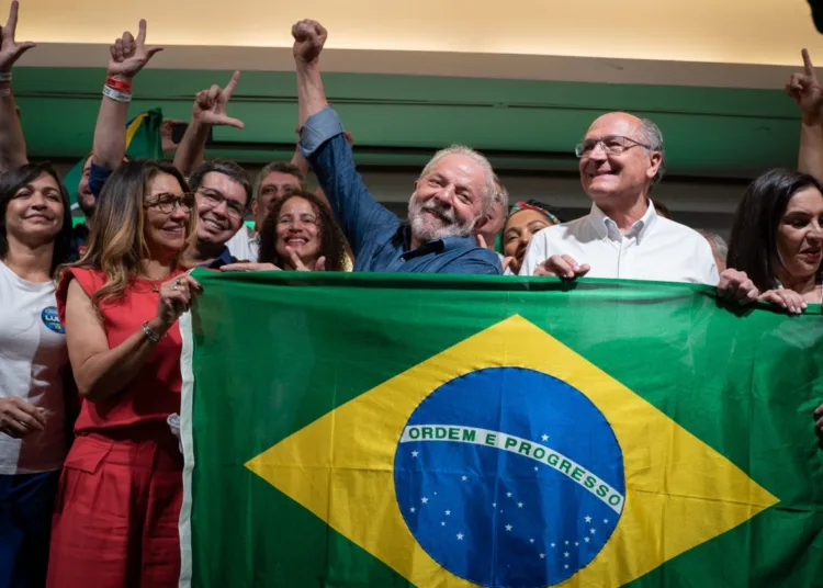 El expresidente brasileño Luiz Inácio Lula da Silva festeja con su esposa Rosangela Silva, izquierda, y su compañero de fórmula Geraldo Alckmin, derecha, luego de que la autoridad electoral dijo que venció al presidente Jair Bolsonaro para convertirse en el próximo mandatario del país, el domingo 30 de octubre de 2022, en Sao Paulo, Brasil. (AP Foto/André Penner)