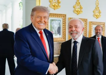 El presidente de Brasil, Lula da Silva, junto a su homólogo de Estados Unidos, Donald Trump, durante la reunión del pasado jueves (7) en la Casa Blanca. Créditos: X (@LulaOficial)