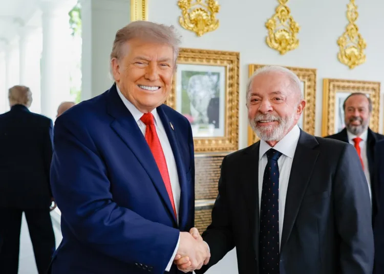 El presidente de Brasil, Lula da Silva, junto a su homólogo de Estados Unidos, Donald Trump, durante la reunión del pasado jueves (7) en la Casa Blanca. Créditos: X (@LulaOficial)