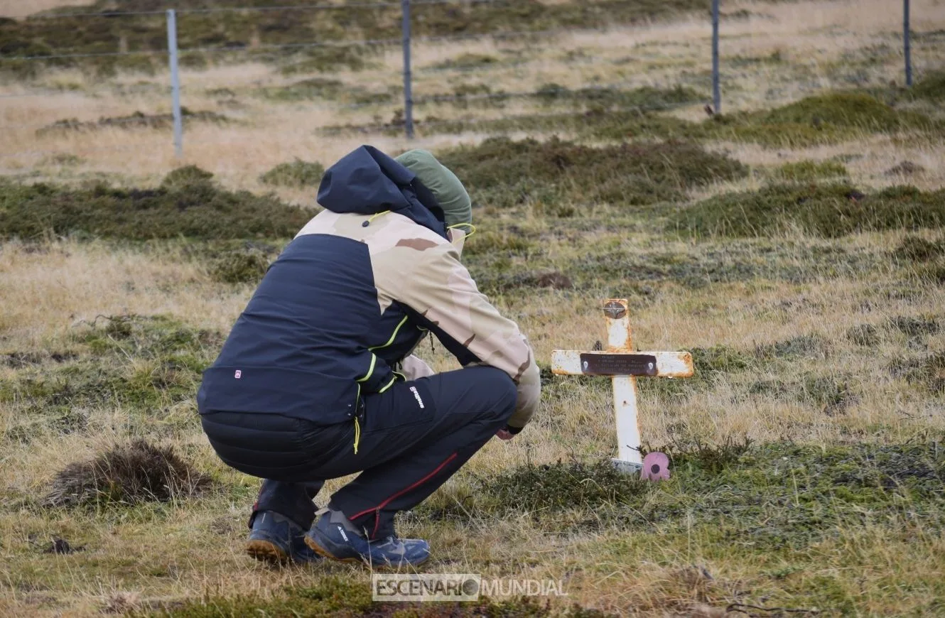 Un memorial de un soldado del 2do Regimiento de Paracaidistas del Ejército Británico en Pradera del Ganso, Islas Malvinas. Crédito: Alejo Sanchez Piccat / Escenario Mundial