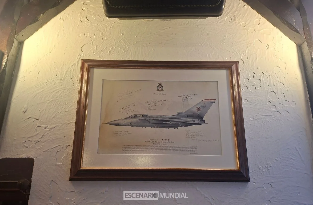 Cuadro de un Panavia Tornado F3 de la Real Fuerza Aérea Británica en el Bar de la "Victoria" en Puerto Argentino. Crédito: Alejo Sanchez Piccat / Escenario Mundial