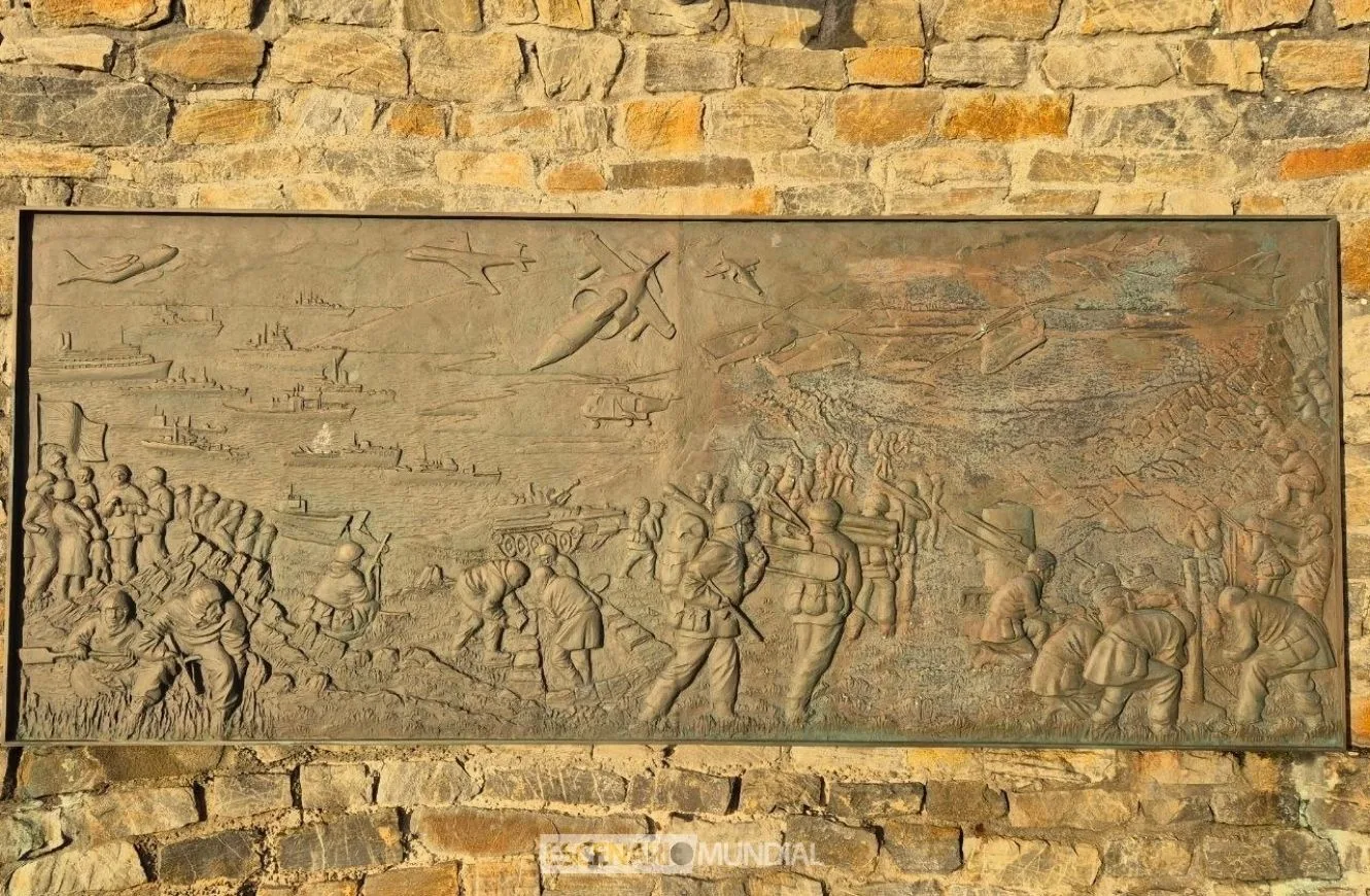 Placa que compone el memorial de la guerra de 1982. Crédito: Escenario Mundial