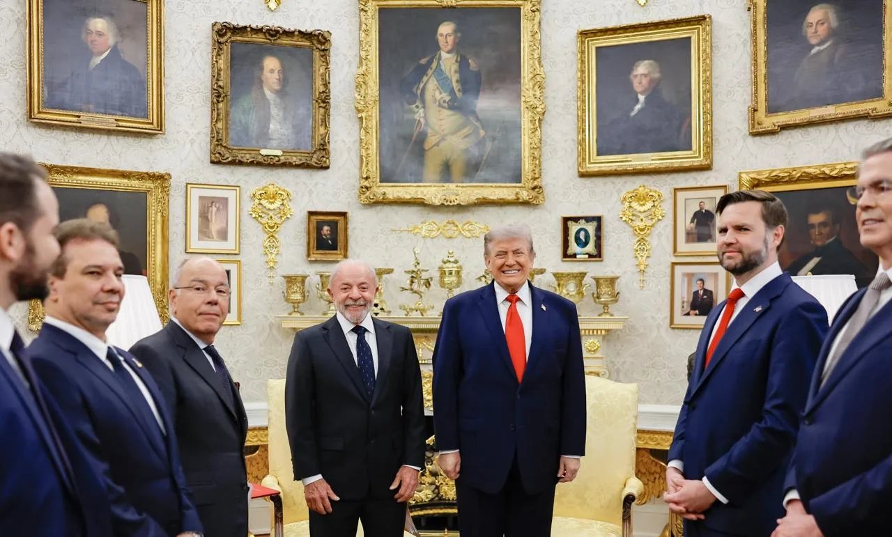El presidente de Brasil, Lula da Silva, junto a su homólogo de Estados Unidos, Donald Trump, y sus respectivos funcionarios, durante la reunión del pasado jueves (7) en la Casa Blanca.