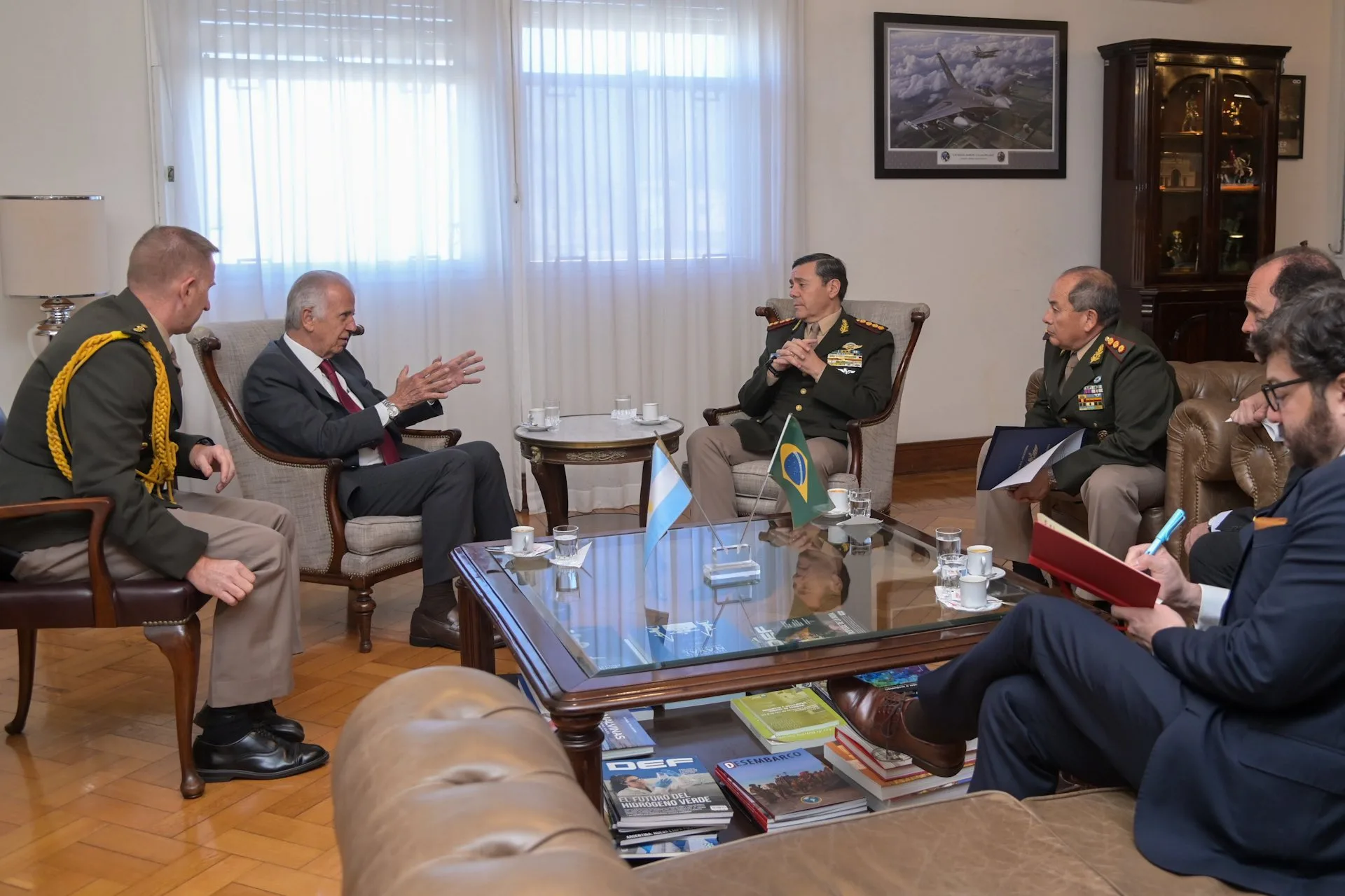 El ministro de Defensa argentino, Carlos Presti, mantuvo una reunión de trabajo con el ministro de Defensa de Brasil, José Mucio Monteiro, para avanzar en la agenda bilateral de cooperación en defensa. Créditos: X (MinDefensa_Ar)