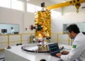 El satélite SatVHR se somete a una prueba de vibración que simula el lanzamiento. Créditos: Visiona