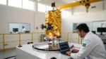 El satélite SatVHR se somete a una prueba de vibración que simula el lanzamiento. Créditos: Visiona