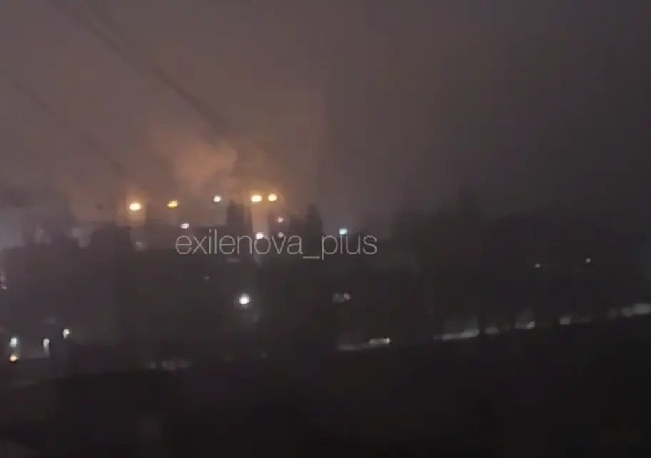 Captura de pantalla de un vídeo en el que supuestamente se ve una explosión en la central de cogeneración de Vorónezh el 9 de noviembre de 2025. Créditos: Exilenova+ vía Telegram.
