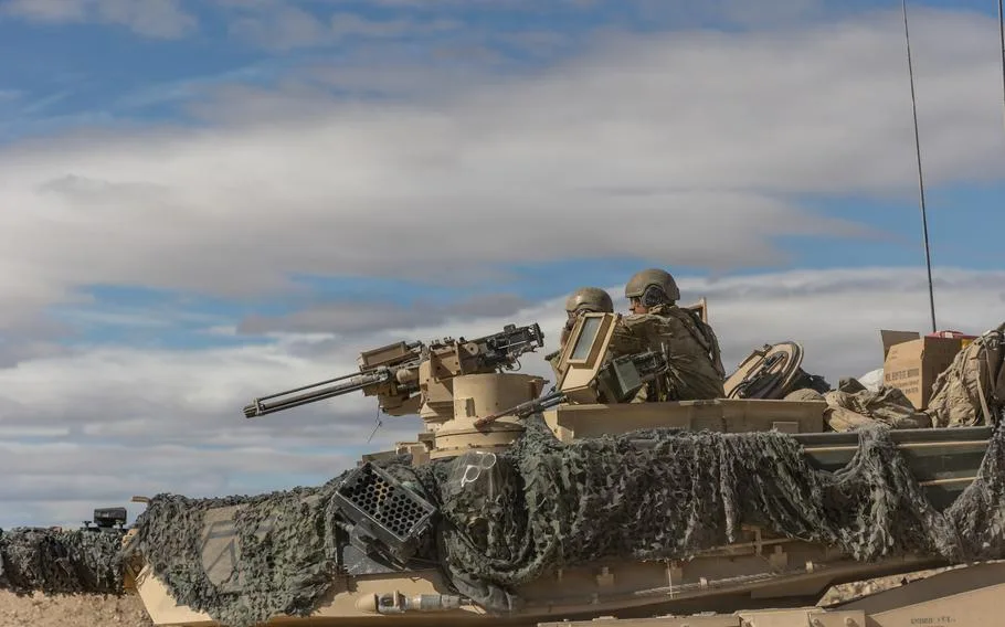 Soldados estadounidenses mantienen una posición de combate en un tanque de batalla principal M1A1 Abrams durante una rotación de entrenamiento en Fort Irwin, California, el 12 de abril de 2026. Una brigada de tanques del Ejército de EE. UU. se está preparando para otro despliegue en Europa mientras el Pentágono se mueve para retirar a 5,000 tropas de Alemania. (Casey Auman/Ejército de EE. UU.)