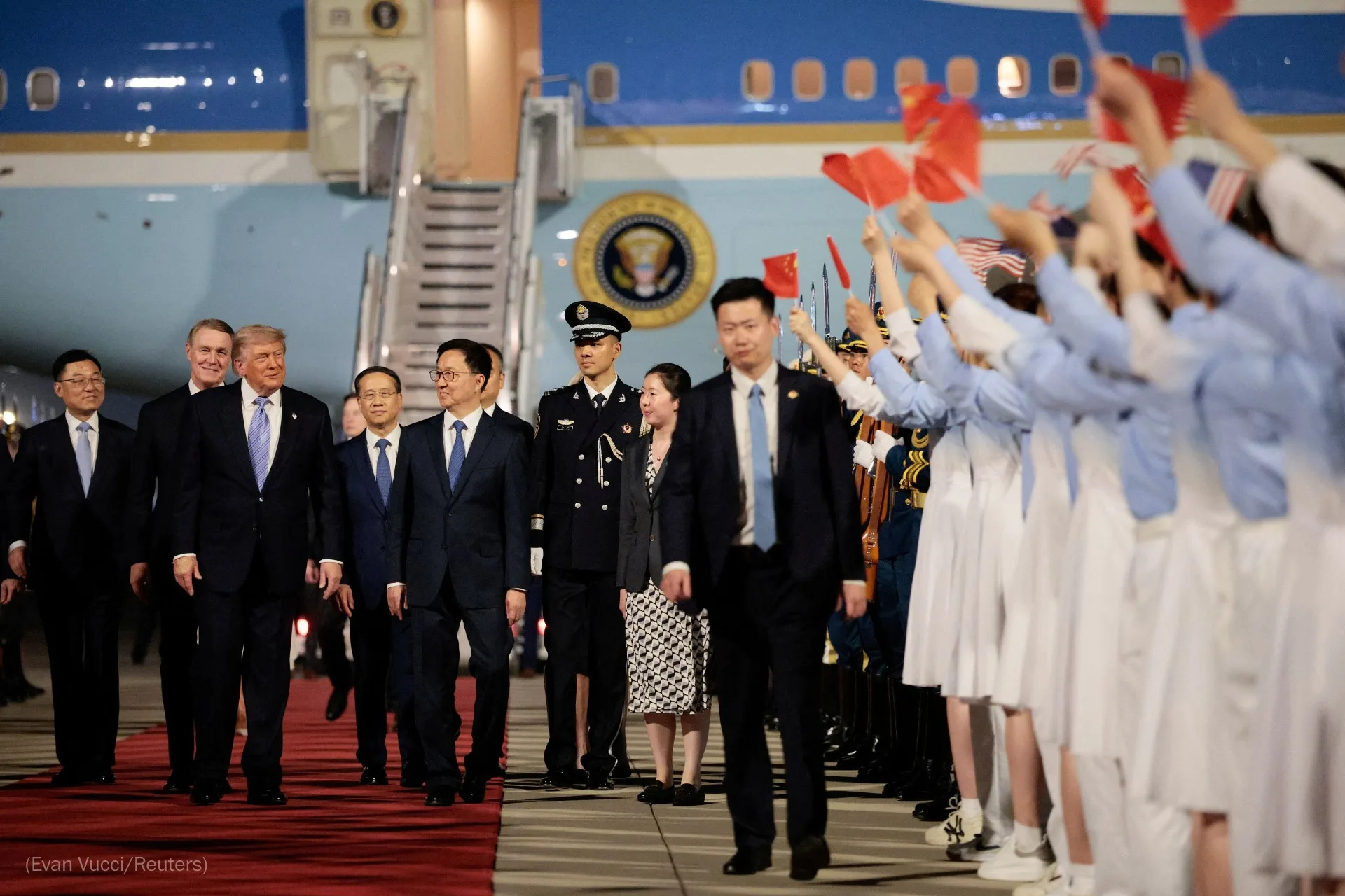 Trump aterrizó en China este miércoles (13) para reunirse con Xi en una visita de Estado de varios días. Créditos: X (@Washingtonpost)