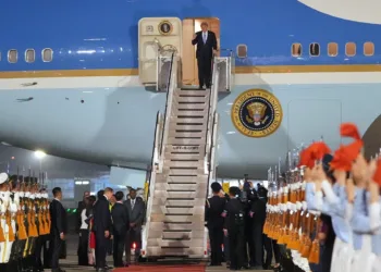 Trump aterrizó en China este miércoles (13) para reunirse con Xi en una visita de Estado de varios días. Créditos: X (@CNN)