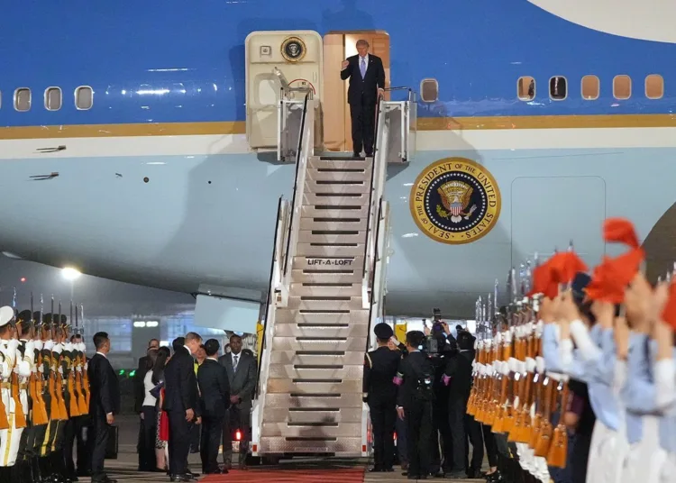 Trump aterrizó en China este miércoles (13) para reunirse con Xi en una visita de Estado de varios días. Créditos: X (@CNN)