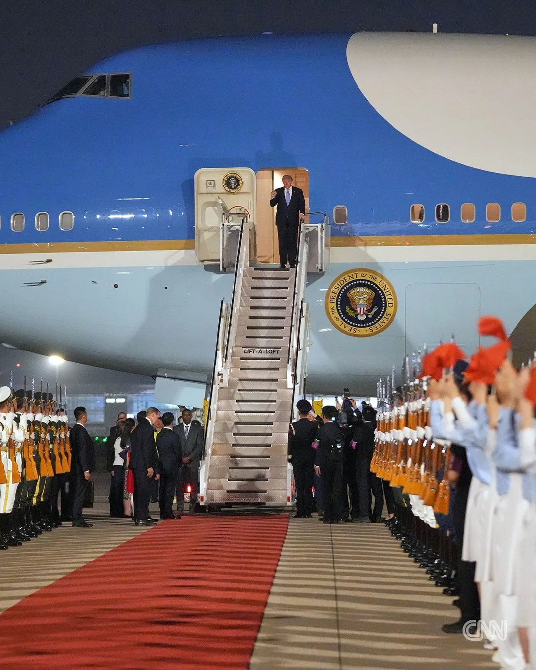 Trump aterrizó en China este miércoles (13) para reunirse con Xi en una visita de Estado de varios días. Créditos: X (@CNN)