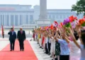 El presidente Xi Jinping camina junto a su homólogo Donald Trump, en el marco de la cumbre bilateral celebrada en China. Créditos: X (@WhiteHouse)