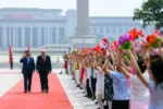 El presidente Xi Jinping camina junto a su homólogo Donald Trump, en el marco de la cumbre bilateral celebrada en China. Créditos: X (@WhiteHouse)