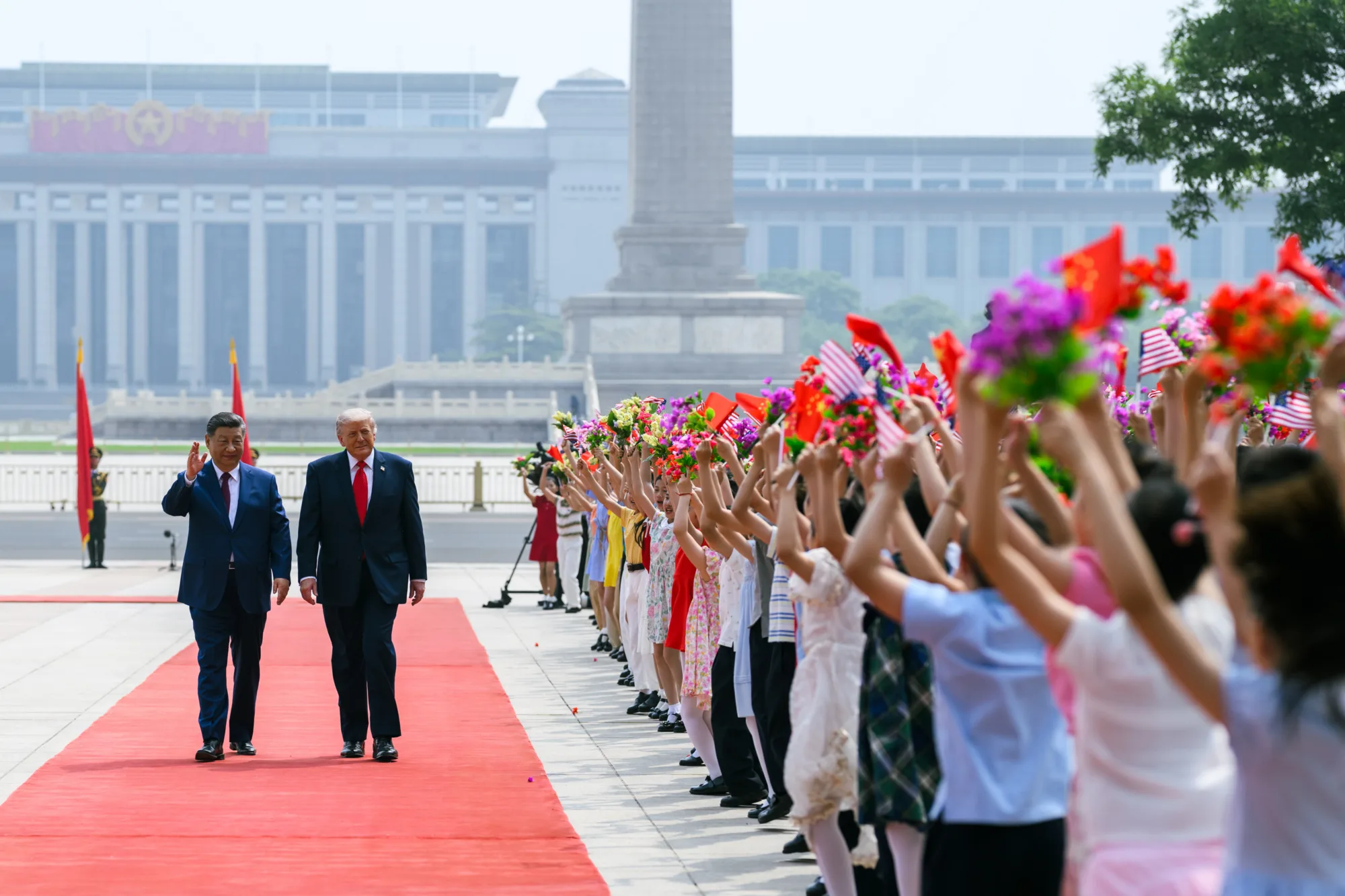 El presidente Xi Jinping camina junto a su homólogo Donald Trump, en el marco de la cumbre bilateral celebrada en China. Créditos: X (@WhiteHouse)