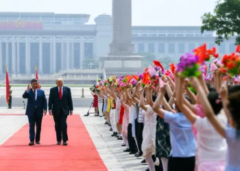 El presidente Xi Jinping camina junto a su homólogo Donald Trump, en el marco de la cumbre bilateral celebrada en China. Créditos: X (@WhiteHouse)