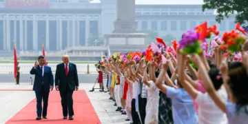 El presidente Xi Jinping camina junto a su homólogo Donald Trump, en el marco de la cumbre bilateral celebrada en China. Créditos: X (@WhiteHouse)
