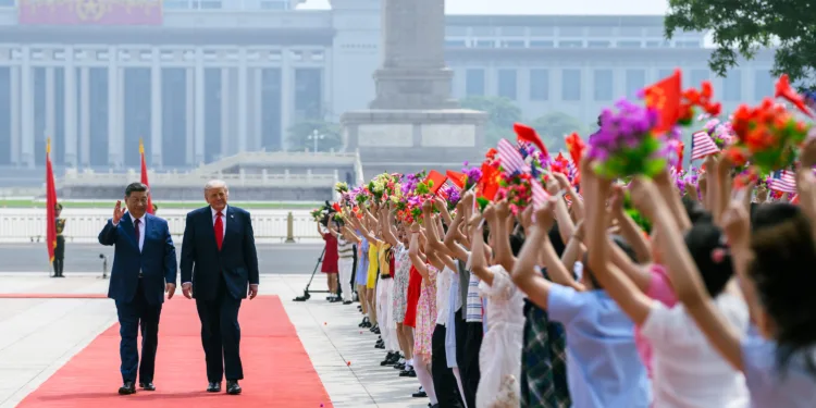El presidente Xi Jinping camina junto a su homólogo Donald Trump, en el marco de la cumbre bilateral celebrada en China. Créditos: X (@WhiteHouse)