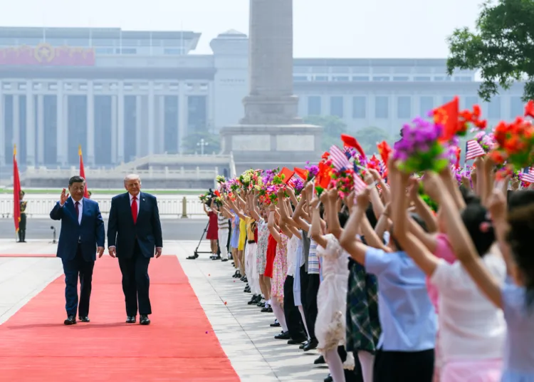 El presidente Xi Jinping camina junto a su homólogo Donald Trump, en el marco de la cumbre bilateral celebrada en China. Créditos: X (@WhiteHouse)