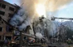 Los bomberos trabajan en el lugar de un edificio de apartamentos destruido por un ataque de misiles y drones rusos, en medio del ataque de Rusia a Ucrania, en Kiev, Ucrania, 24 de mayo de 2026. REUTERS/Stringer