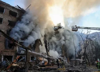 Los bomberos trabajan en el lugar de un edificio de apartamentos destruido por un ataque de misiles y drones rusos, en medio del ataque de Rusia a Ucrania, en Kiev, Ucrania, 24 de mayo de 2026. REUTERS/Stringer