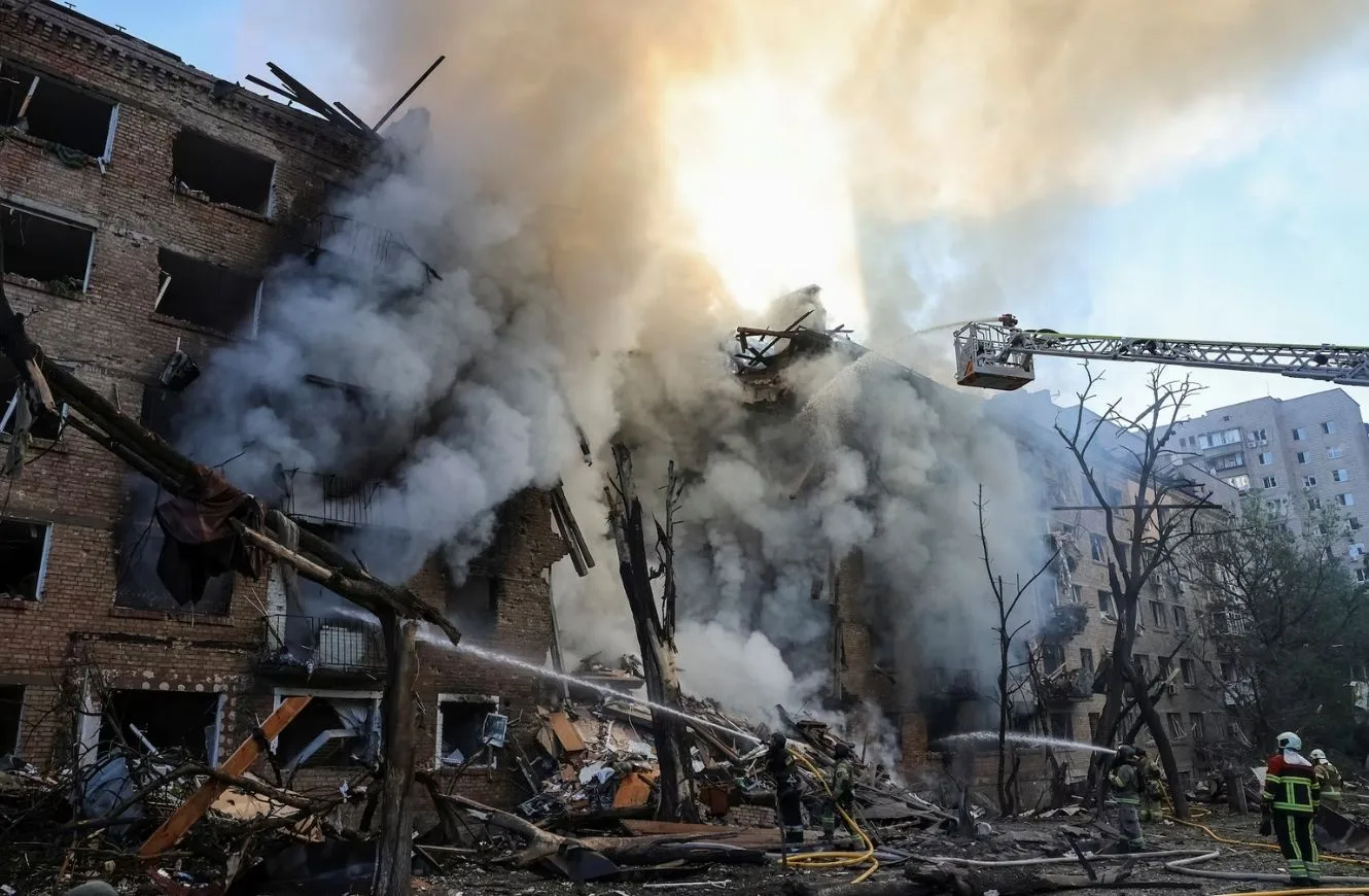 Los bomberos trabajan en el lugar de un edificio de apartamentos destruido por un ataque de misiles y drones rusos, en medio del ataque de Rusia a Ucrania, en Kiev, Ucrania, 24 de mayo de 2026. REUTERS/Stringer