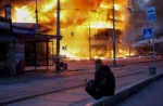Un residente se sienta en el lugar de un ataque con misiles y drones rusos, en medio del ataque de Rusia a Ucrania, en Kyiv, Ucrania, el 24 de mayo. REUTERS/Stringer
