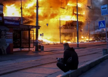 Un residente se sienta en el lugar de un ataque con misiles y drones rusos, en medio del ataque de Rusia a Ucrania, en Kyiv, Ucrania, el 24 de mayo. REUTERS/Stringer