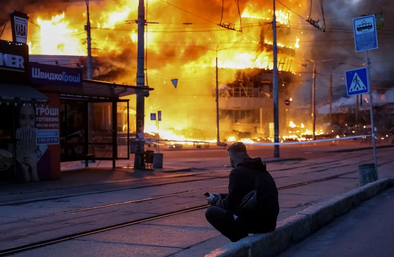 Un residente se sienta en el lugar de un ataque con misiles y drones rusos, en medio del ataque de Rusia a Ucrania, en Kyiv, Ucrania, el 24 de mayo. REUTERS/Stringer
