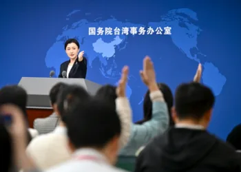 Zhang Han, portavoz de la Oficina de Asuntos de Taiwán del Consejo de Estado, responde en una rueda de prensa habitual celebrada en Pekín, capital de China, el 3 de diciembre de 2025. Créditos: XINHUA.