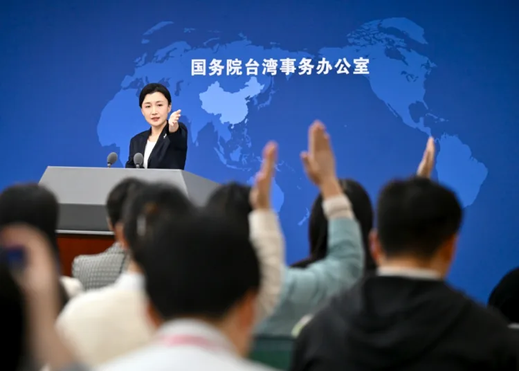Zhang Han, portavoz de la Oficina de Asuntos de Taiwán del Consejo de Estado, responde en una rueda de prensa habitual celebrada en Pekín, capital de China, el 3 de diciembre de 2025. Créditos: XINHUA.