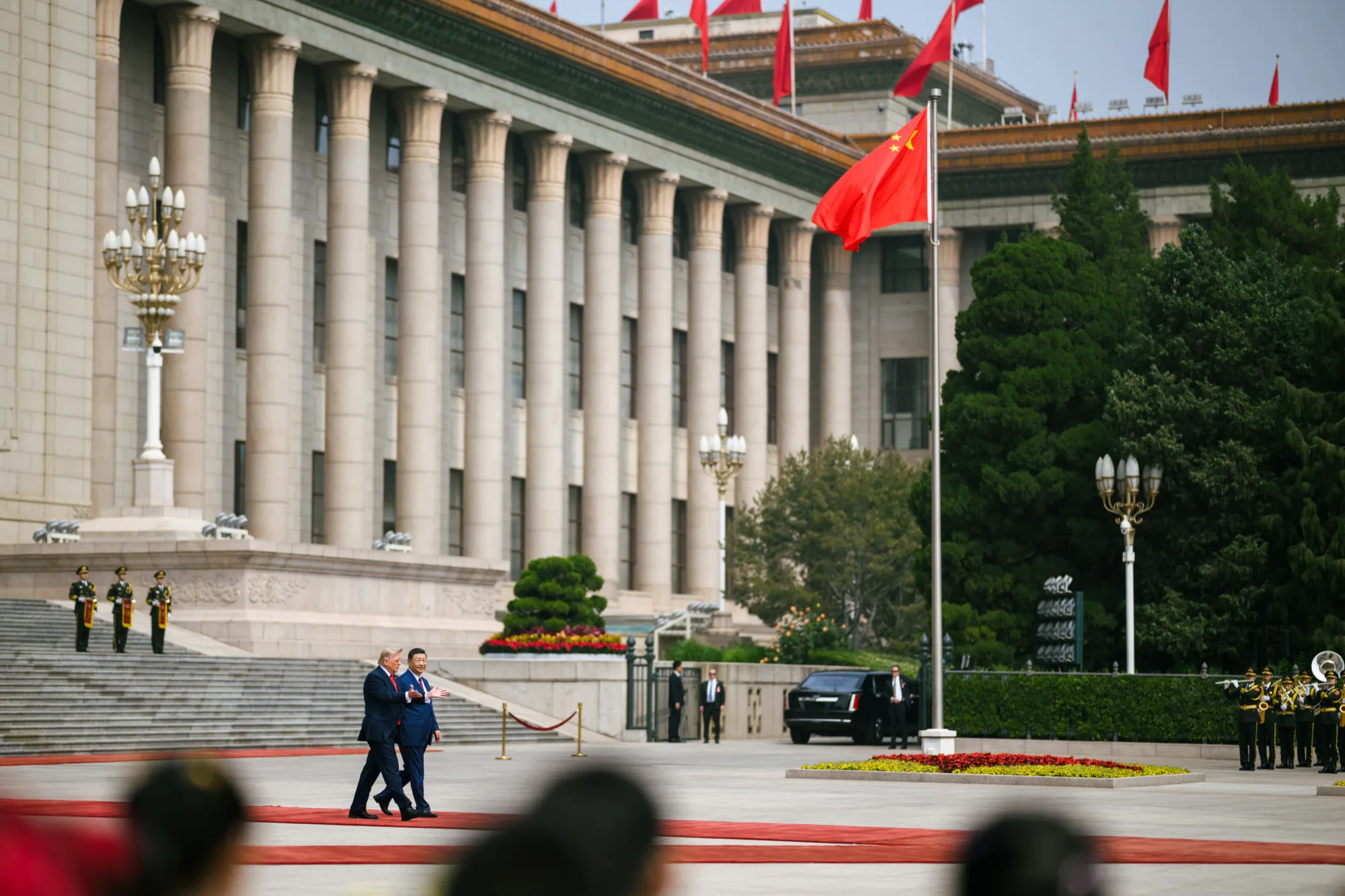 El presidente Xi Jinping camina junto a su homólogo Donald Trump, en el marco de la cumbre bilateral celebrada en China. Créditos: X (@WhiteHouse)
