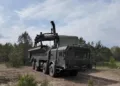 Un misil siendo cargado en un lanzador Iskander-M. Bielorrusia, mayo de 2026. Fuente: Ministerio de Defensa de Rusia