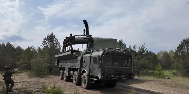Un misil siendo cargado en un lanzador Iskander-M. Bielorrusia, mayo de 2026. Fuente: Ministerio de Defensa de Rusia