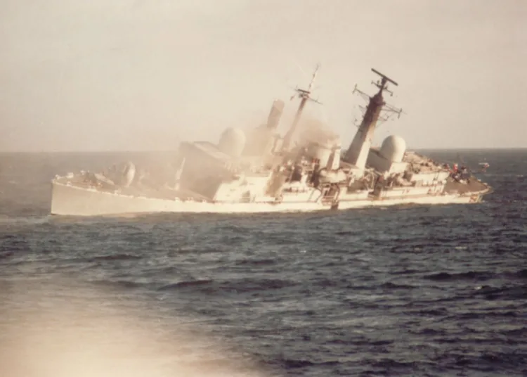 El destructor HMS Coventry. Crédito: archivo