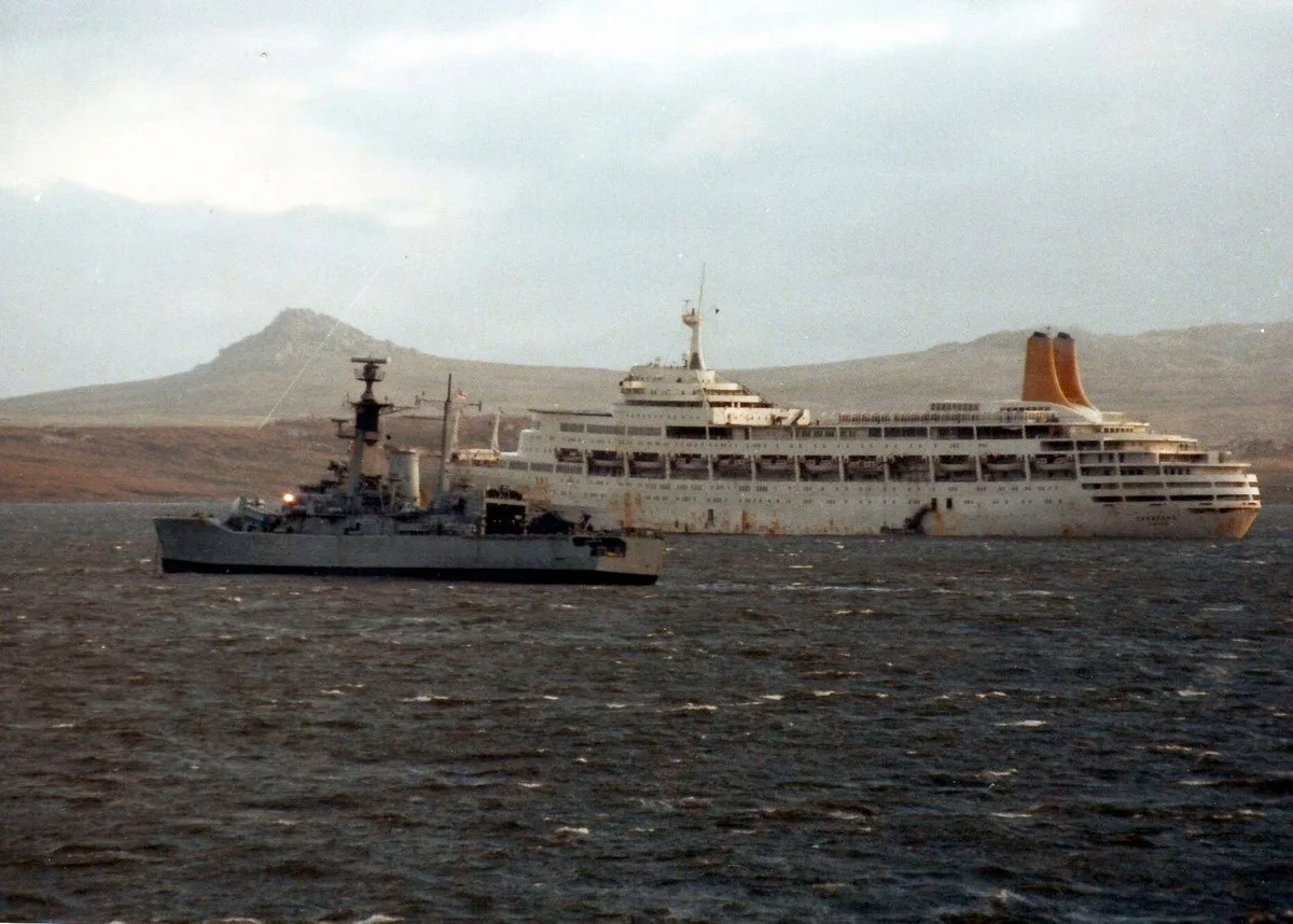 El SS Canberra, un crucero, transportó a la 3ª Brigada de Comandos del Reino Unido al combate y estuvo presente durante los desembarcos en San Carlos. Aquí se muestra junto a su escolta, el HMS Andromeda. (Foto cortesía)