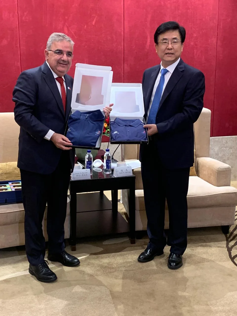 El gobernador Raúl Jalil se reunió con el gobernador de la provincia de Fujian, Zhao Long, en Fuzhou, en un encuentro que también contó con la participación del vicegobernador Zhao Zenglian. Créditos: Catamarca Gobierno.