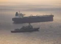 El destructor de misiles guiados USS Rafael Peralta (DDG 115) refuerza el bloqueo estadounidense en puertos iraníes contra un barco con bandera iraní que intenta navegar hacia un puerto en Irán, 24 de abril. Crédito: CENTCOM