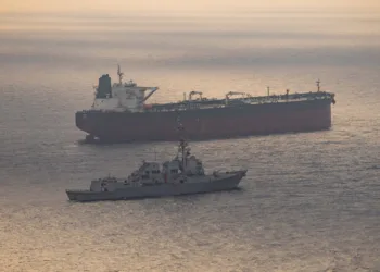 El destructor de misiles guiados USS Rafael Peralta (DDG 115) refuerza el bloqueo estadounidense en puertos iraníes contra un barco con bandera iraní que intenta navegar hacia un puerto en Irán, 24 de abril. Crédito: CENTCOM