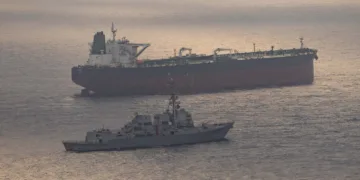 El destructor de misiles guiados USS Rafael Peralta (DDG 115) refuerza el bloqueo estadounidense en puertos iraníes contra un barco con bandera iraní que intenta navegar hacia un puerto en Irán, 24 de abril. Crédito: CENTCOM