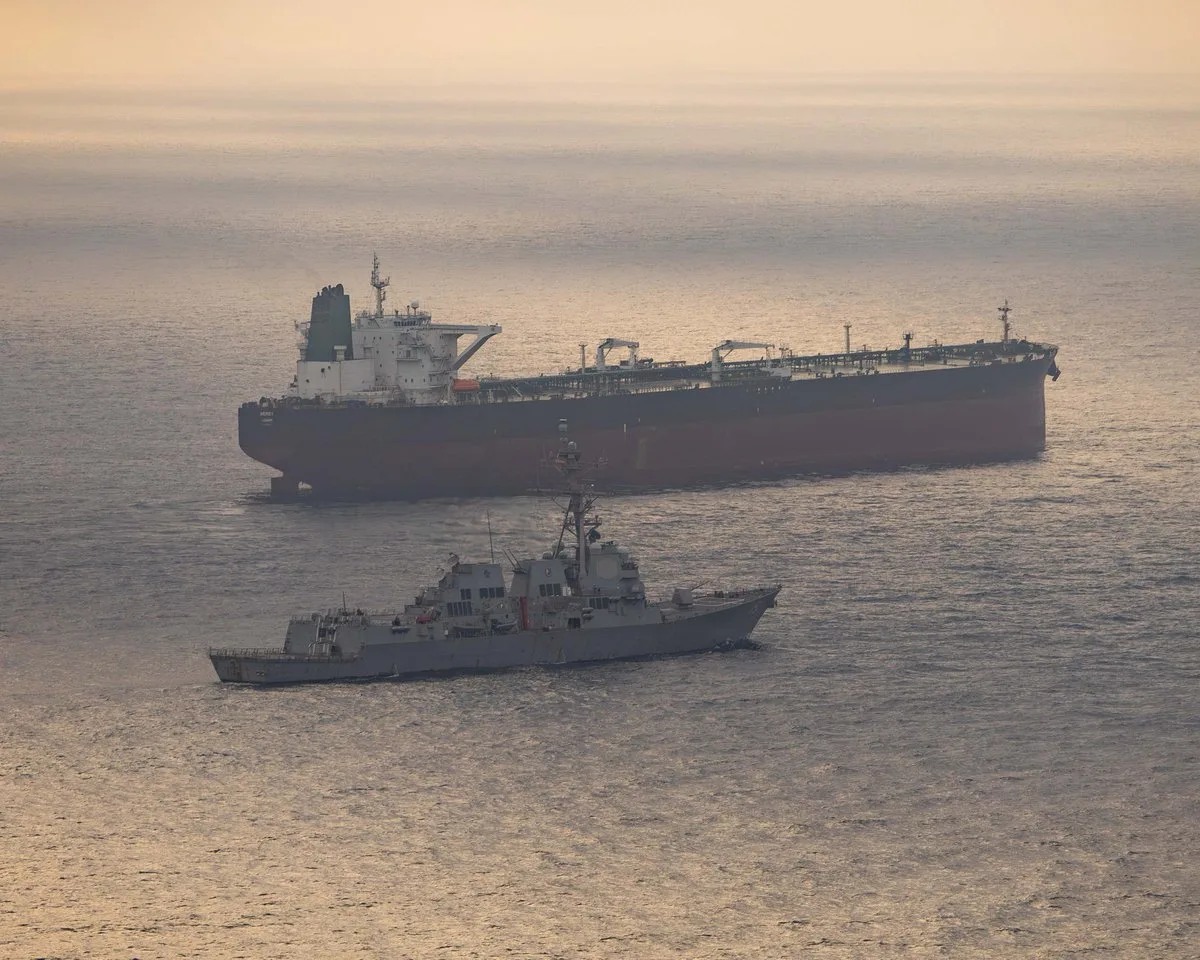 El destructor de misiles guiados USS Rafael Peralta (DDG 115) refuerza el bloqueo estadounidense en puertos iraníes contra un barco con bandera iraní que intenta navegar hacia un puerto en Irán, 24 de abril. Crédito: CENTCOM