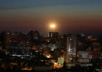 Explosiones sobre la ciudad tras el derribo de un dron ruso por parte de militares ucranianos durante un ataque con drones rusos, en el marco de la ofensiva de Rusia contra Ucrania, en Kiev, Ucrania. Créditos: Gleb Garanich.
