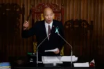 El presidente del Parlamento de Taiwán, Han Kuo-yu, anuncia la aprobación de un proyecto de ley de gastos especiales de defensa de 25 mil millones de dólares en Taipéi, Taiwán, el 8 de mayo de 2026. Créditos: Ann Wang.
