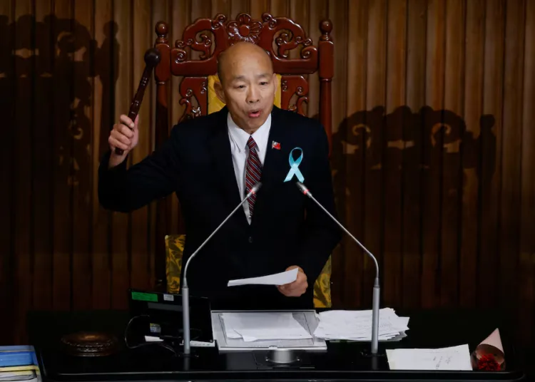 El presidente del Parlamento de Taiwán, Han Kuo-yu, anuncia la aprobación de un proyecto de ley de gastos especiales de defensa de 25 mil millones de dólares en Taipéi, Taiwán, el 8 de mayo de 2026. Créditos: Ann Wang.