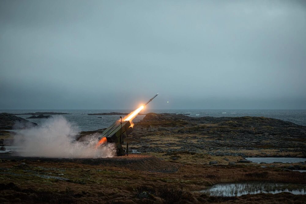 El Ejército noruego dispara un Sistema Nacional Avanzado de Misiles Tierra-Aire (NASAMS) desde el Campo Espacial de Andøya, en Noruega, contra una amenaza simulada en el marco del ejercicio Formidable Shield 2023, el 10 de mayo de 2023. Créditos: DVIDS.
