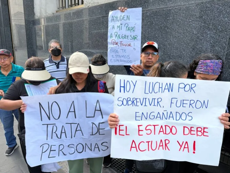 Familiares de peruanos que afirman haber sido reclutados por Rusia para el frente de batalla en Ucrania protestan en Lima, Perú, el 29 de abril de 2026. Créditos: Mikhail Huacan/EPA.