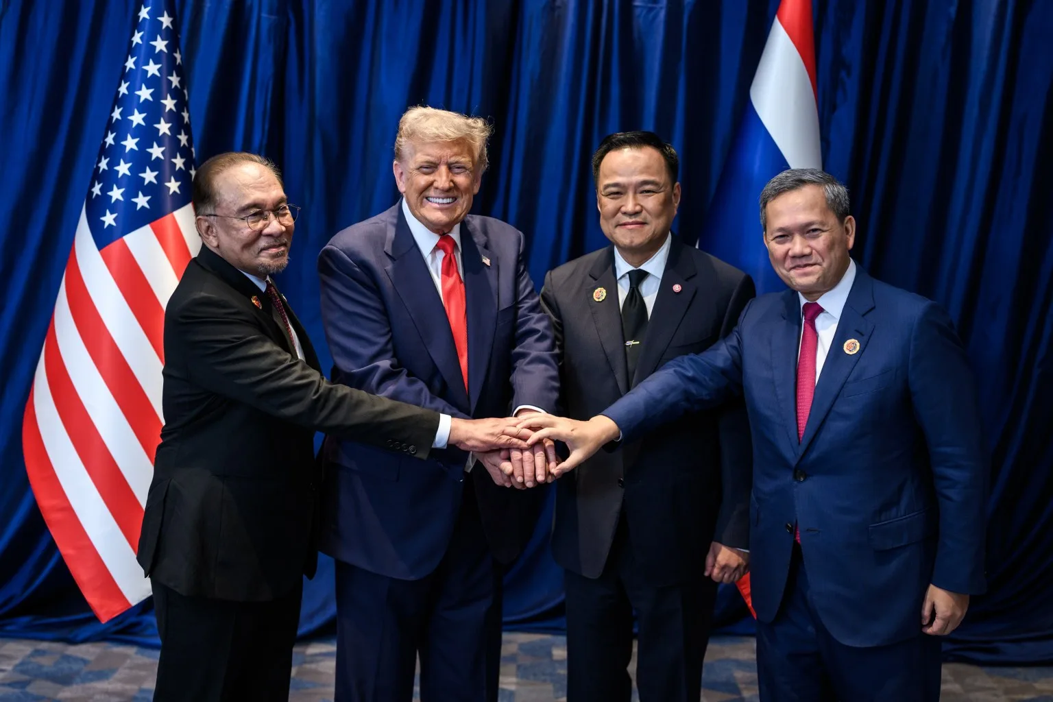 Presidente de Estados Unidos, Donald Trump, junto al primer ministro de Malasia, Anwar Ibrahim; la primera ministra de Tailandia, Paetongtarn Shinawatra; y el primer ministro de Singapur, Lawrence Wong en la Cumbre de la ASEAN en el Centro de Convenciones de Kuala Lumpur. Créditos: Casa Blanca.