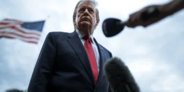 El presidente Donald J. Trump sube al Marine One en el Jardín Sur de la Casa Blanca. Créditos: Casa Blanca.